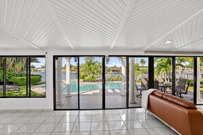 Superior House, Canal View | Living area