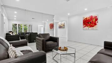 Superior House, Canal View | Living area