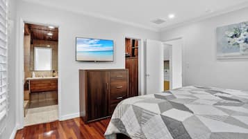 Superior House, Canal View | Iron/ironing board, free WiFi