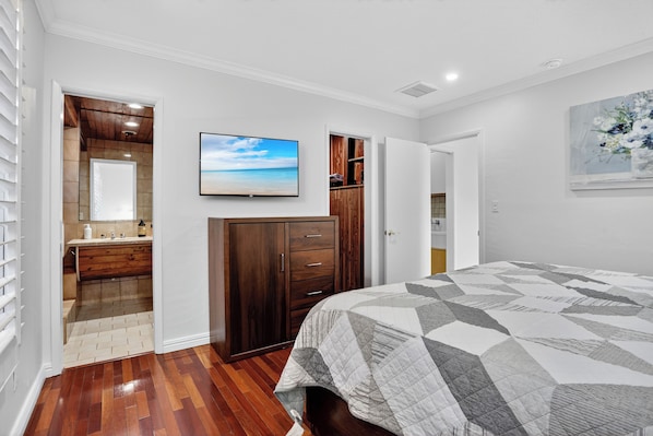 Superior House, Canal View | Iron/ironing board, free WiFi