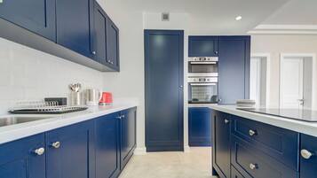 冷蔵庫、電子レンジ、オーブン、コンロ