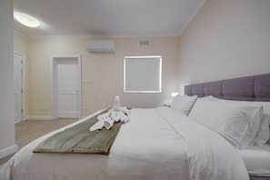 デスク、アイロン / アイロン台、WiFi、ベッドシーツ