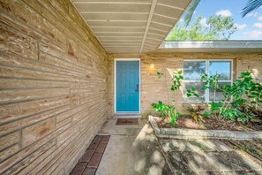 Exterior detail - Close to beaches, BBQ, workout gear, private yard (Largo)