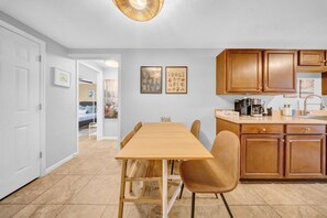 Dining - Close to beaches, BBQ, workout gear, private yard (Largo)