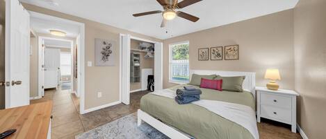 2 habitaciones, escritorio y tabla de planchar con plancha