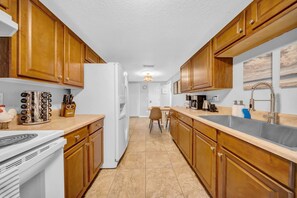 Fridge, microwave, oven, stovetop - Close to beaches, BBQ, workout gear, private yard (Largo)