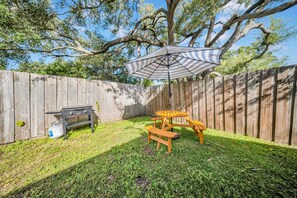Outdoor dining - Close to beaches, BBQ, workout gear, private yard (Largo)