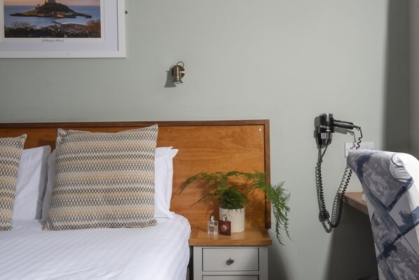 Desk, travel cot, free WiFi, bed sheets