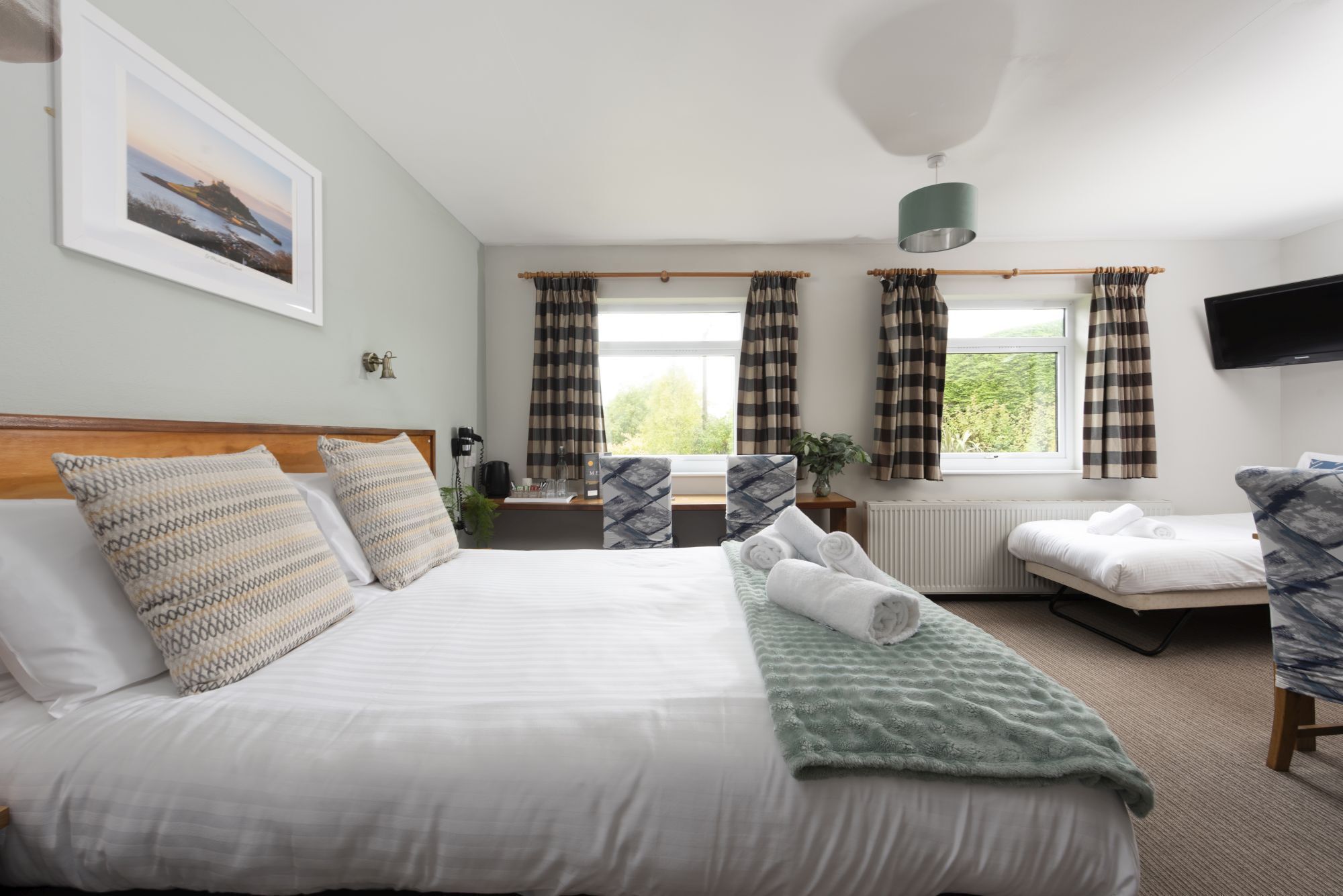 1 bedroom, desk, travel crib, internet