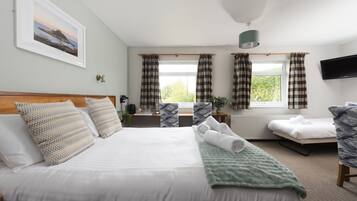 1 bedroom, desk, travel crib, internet