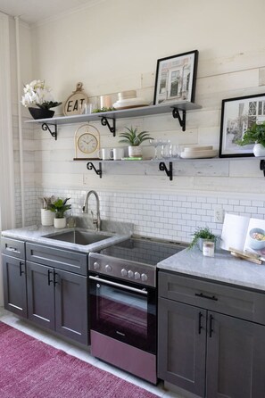 冷蔵庫、電子レンジ、オーブン、コンロ