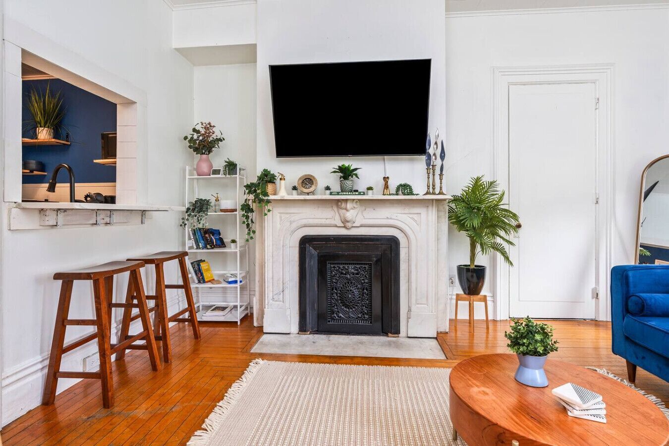 Een televisie en een open haard