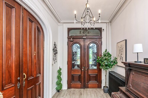 Stylish Apt with Lots of Natural Light