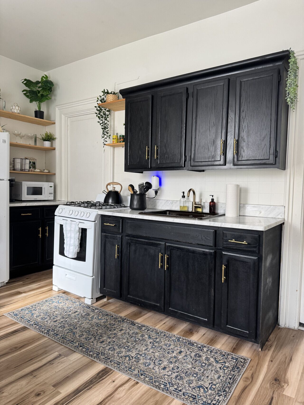 Fridge, oven, stovetop, coffee/tea maker