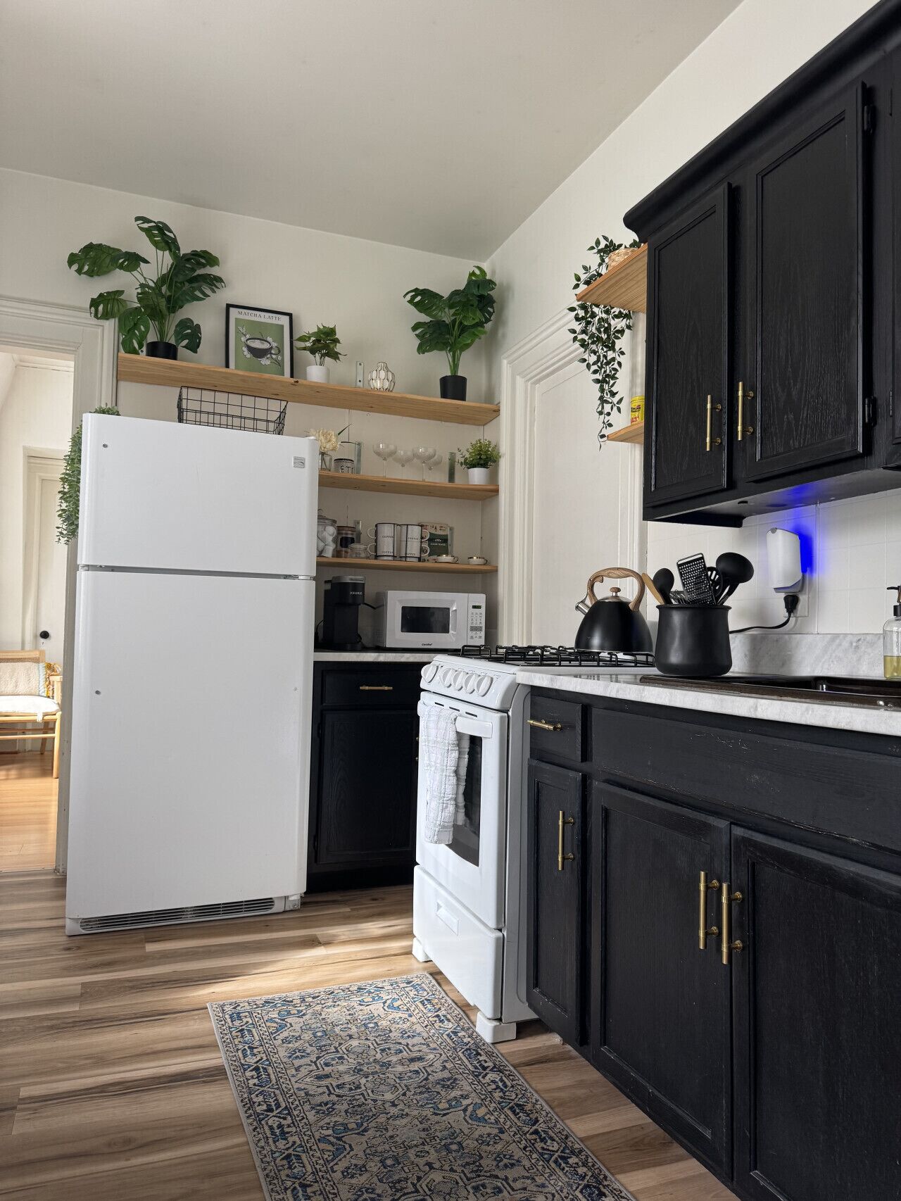 Réfrigérateur, un four, surface de cuisson, cafetière-théière