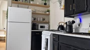 Fridge, oven, stovetop, coffee/tea maker