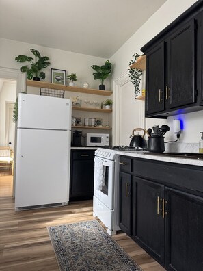 Een koelkast, een oven, een kookplaat, een koffiezetapparaat/waterkoker