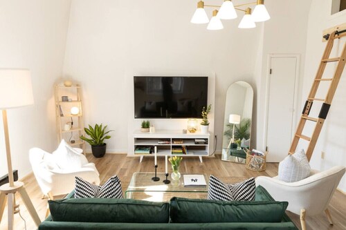 Beautiful, Light-Filled North Troy Loft