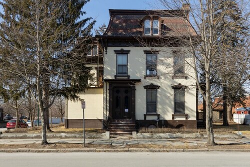 Peaceful, Artsy North Troy Riverview Apt