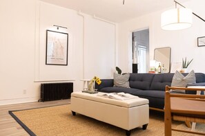 TV - Peaceful, Artsy North Troy Riverview Apt (Troy)