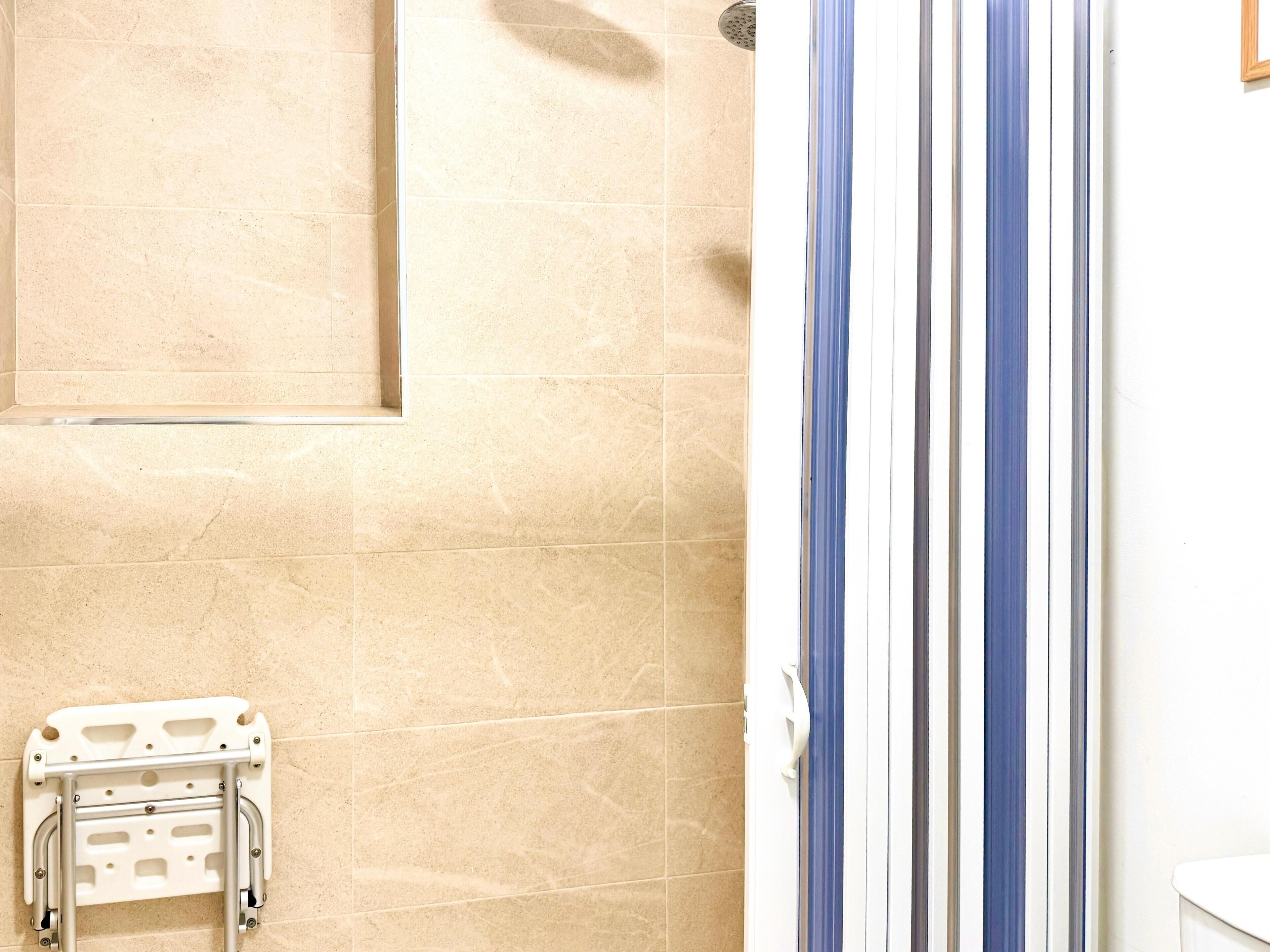 Ducha, secador de pelo, toallas y jabón