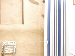 Douche, sèche-cheveux, serviettes fournies, savon