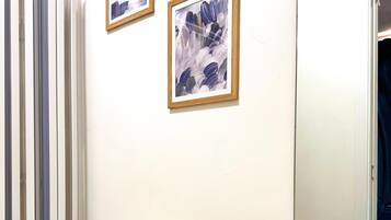 Een douche, een haardroger, handdoeken, zeep