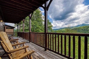 Property grounds - Sasquatch Hideout – Views Theater Resort Pool (Gatlinburg)