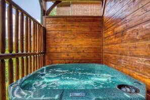 Outdoor spa tub - Sasquatch Hideout – Views Theater Resort Pool (Gatlinburg)