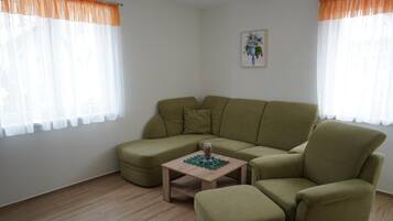 Fernseher, DVD-Player, Tischtennisplatte, Stereoanlage