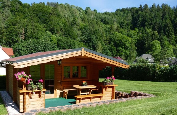 Outdoor dining - 4-star holiday apartment Sorbitztal with mountain view, private garden and Wi-Fi (Rohrbach)