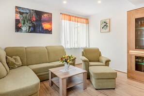 Fernseher, DVD-Player, Tischtennisplatte, Stereoanlage