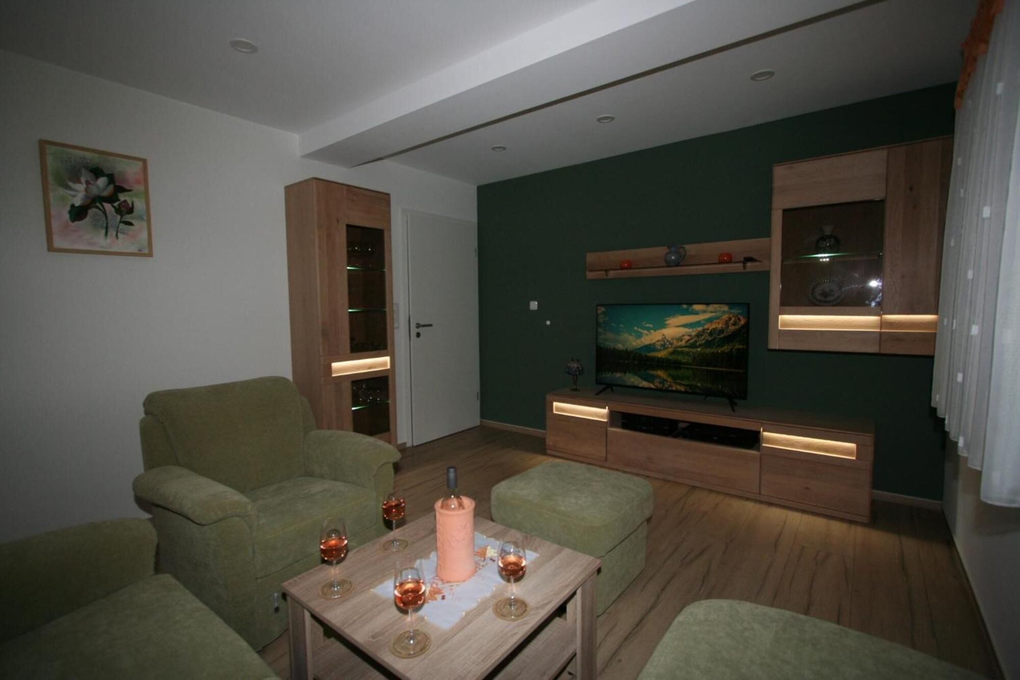 Fernseher, DVD-Player, Tischtennisplatte, Stereoanlage