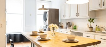 Beautiful Historic Downtown Apt w Backyard Patio