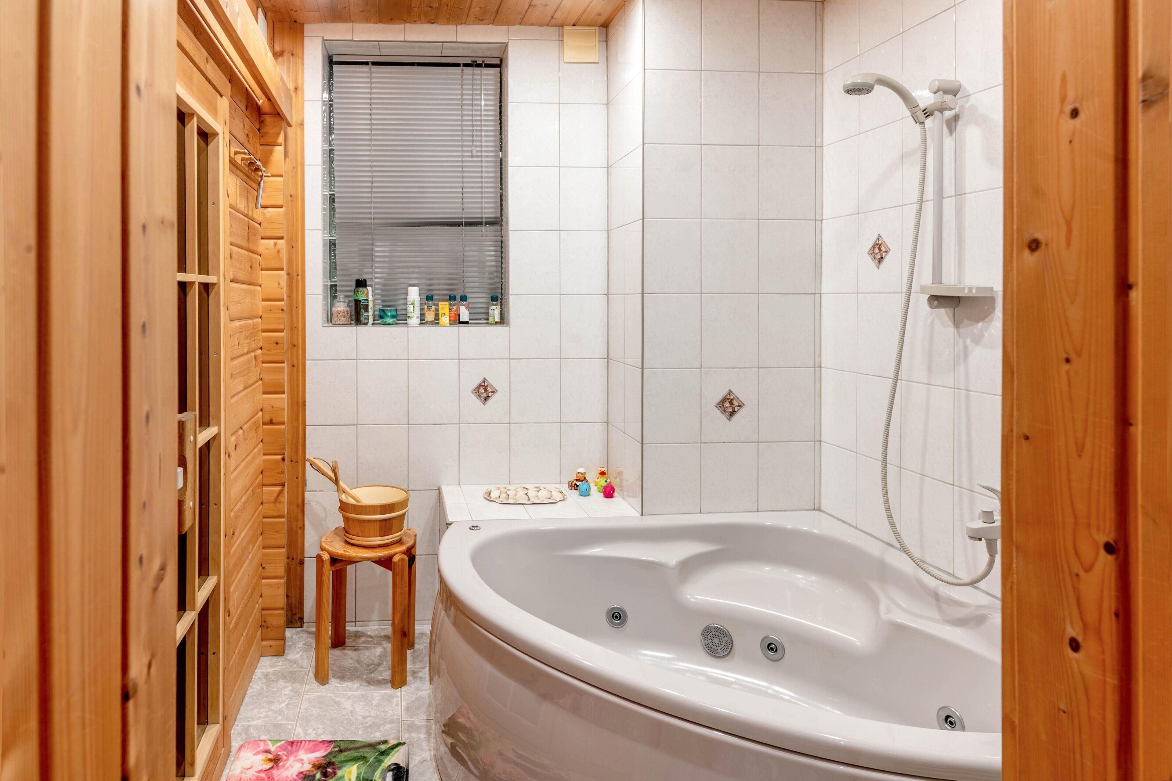 Dusche, Haartrockner, Hausschuhe, Handtücher