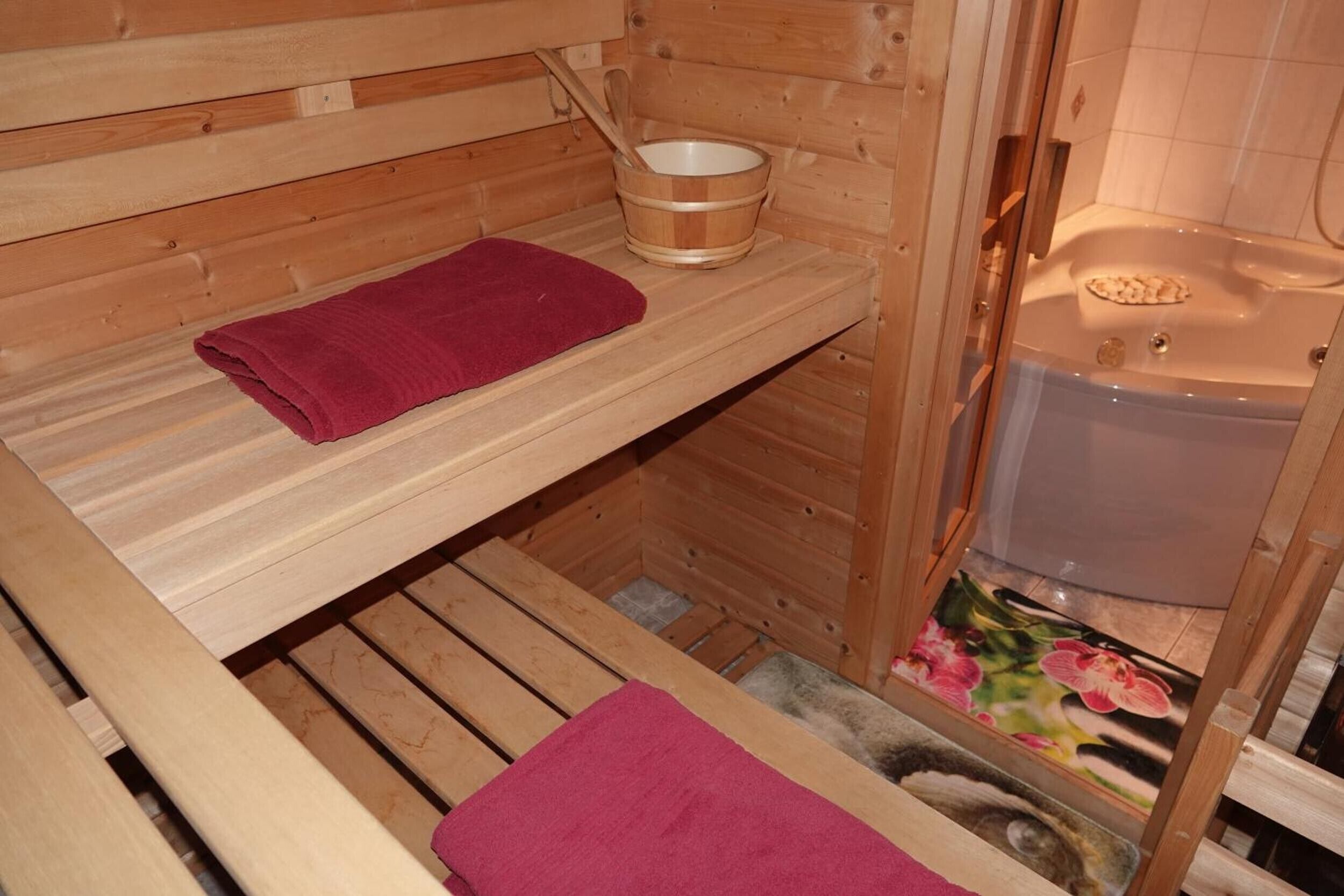 Ducha, secador de pelo, pantuflas, toallas