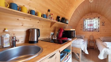 Refrigerador, microondas, placa de cocina, cafetera/tetera