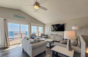 Een smart-tv en boeken