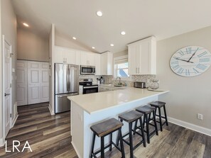 Fridge, microwave, stovetop, dishwasher - 3 Mermaids Grace: Fin-tastic Beach Escape (Surf City)