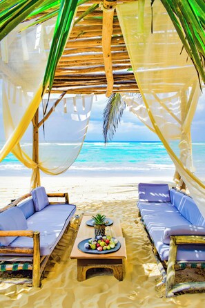 2 outdoor pools
