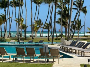 2 outdoor pools