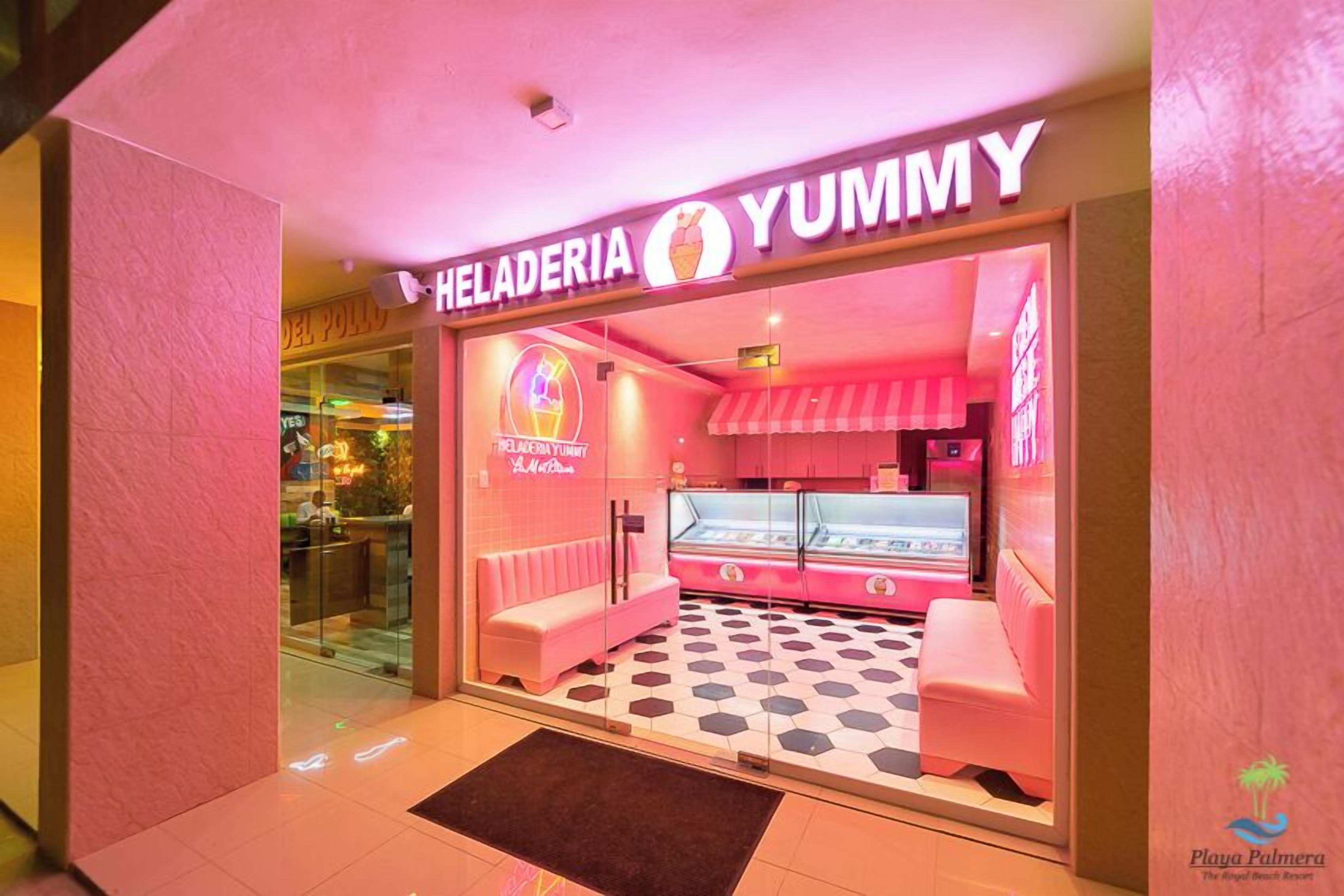 A dessert shop named 'Heladería Yummy' with a pink interior and a display case.