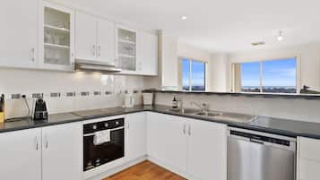 Micro-ondes, four, plaque de cuisson, lave-vaisselle