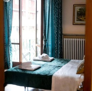 3 habitaciones, tabla de planchar con plancha, internet y ropa de cama 