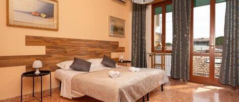 3 多间卧室、熨斗/熨衣板、上网接入、床单