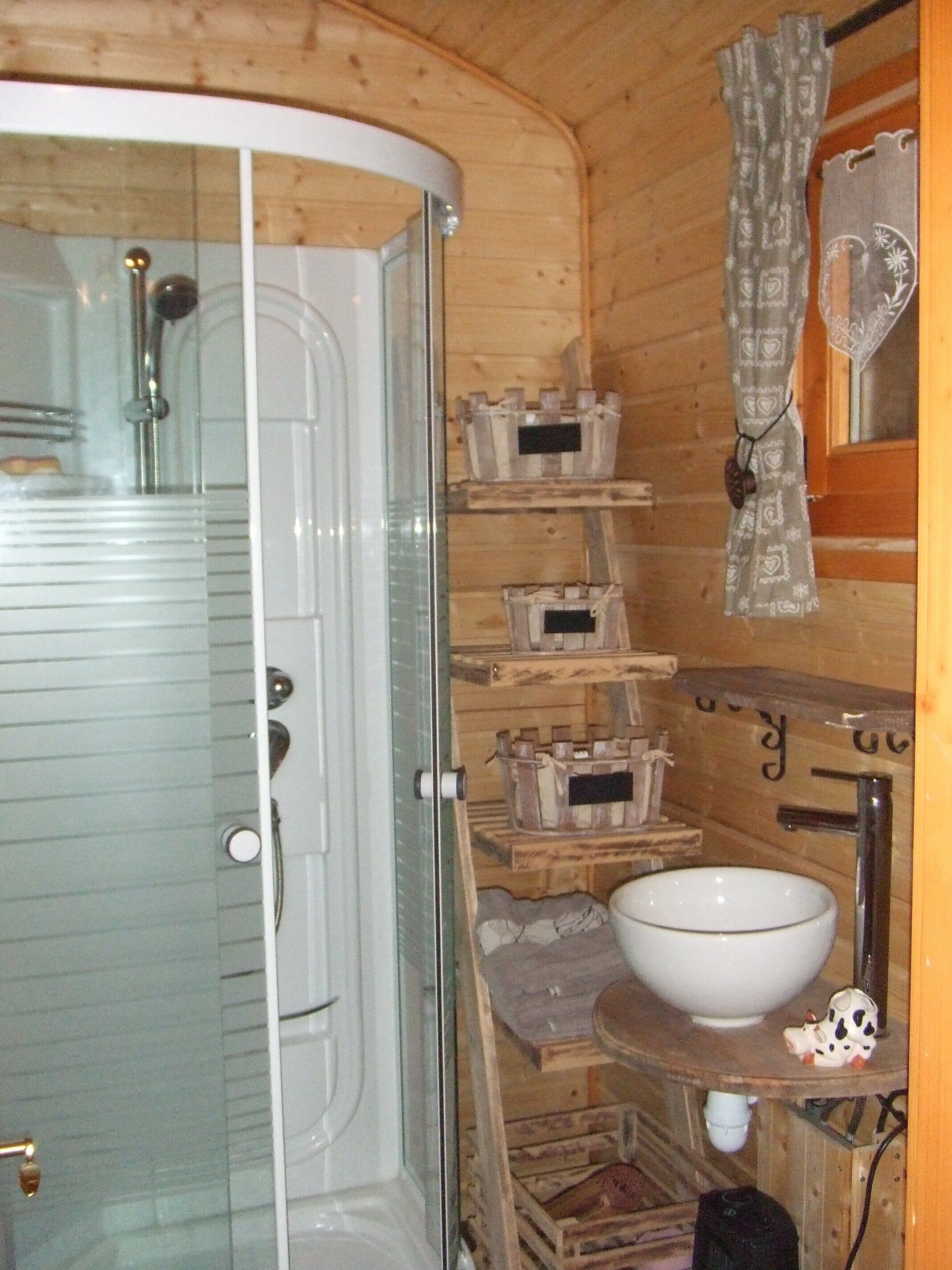 Een douche, een haardroger, handdoeken