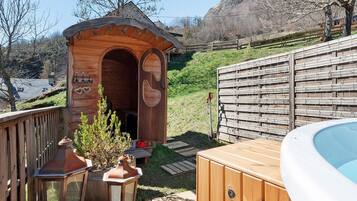 Banyera d'hidromassatge a l'aire lliure