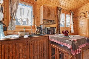 Réfrigérateur, micro-ondes, plaque de cuisson, cafetière/bouilloire