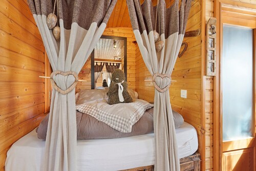 Roulotte Edelweiss – Unique Wooden Caravan Stay in Gavarnie