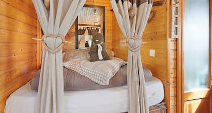 Roulotte Edelweiss – Unique Wooden Caravan Stay in Gavarnie